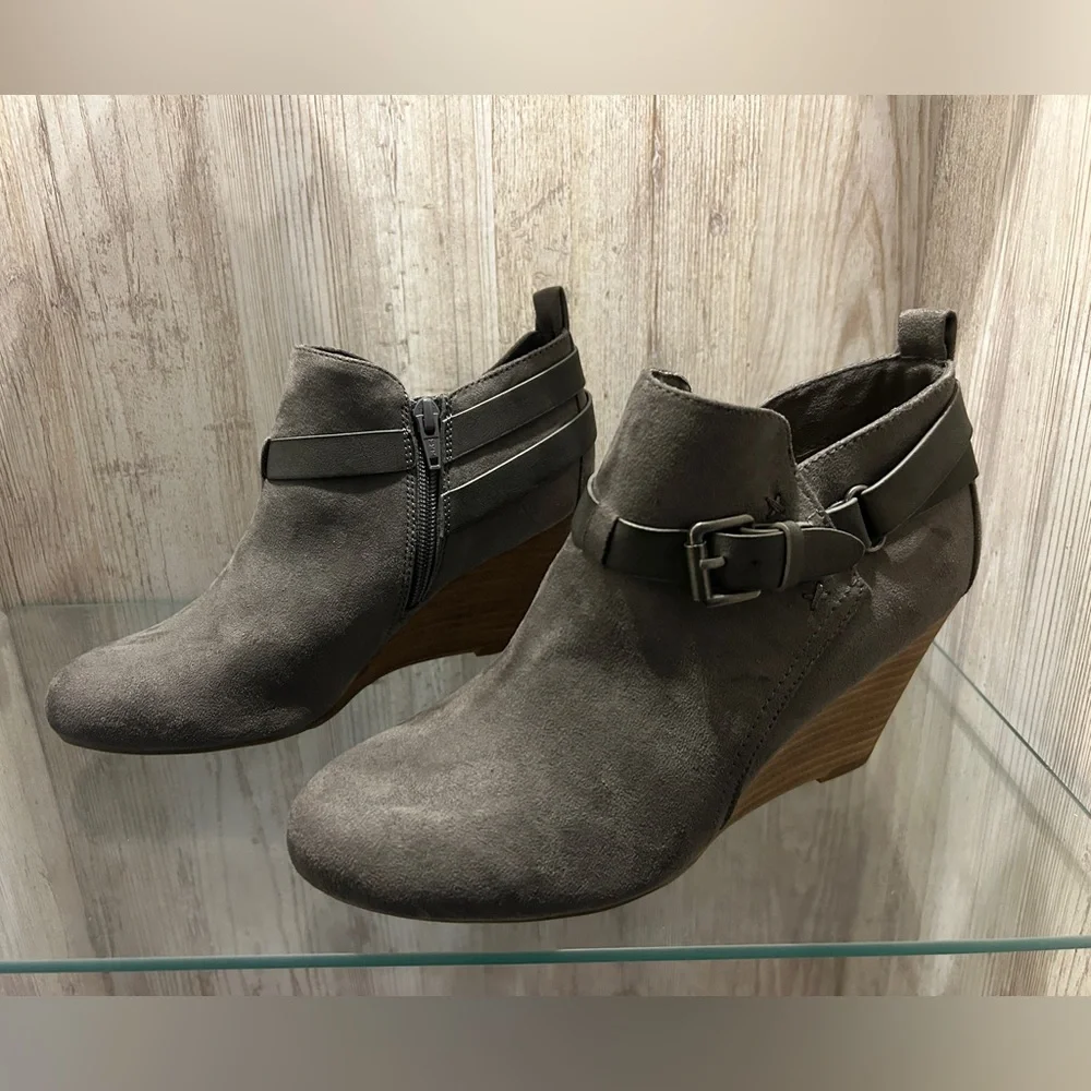 Report Women 8 Gray Faux Suede Wedge Bootie Buckle Strap Side Zip Ankle Boot